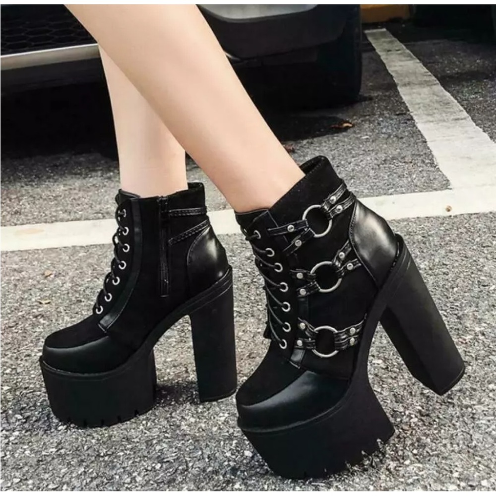 NWOT Women's Black Platform Ankle Boots lace up side zipper size 39eu size 8 us
